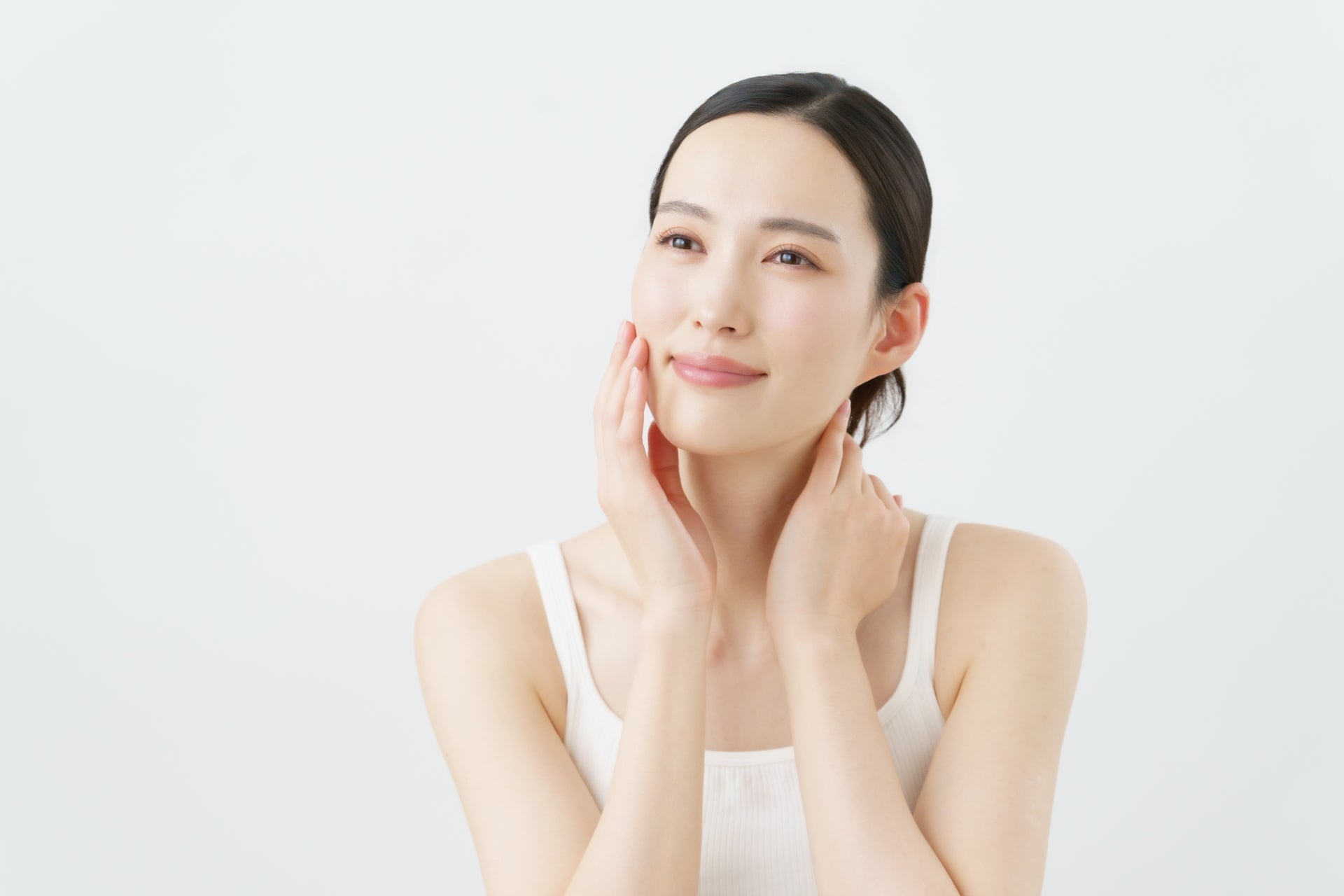 エアコンで肌が乾燥するのはなぜ?夏の「隠れインナードライ」と正しいセラミドケア|スプレーゼ